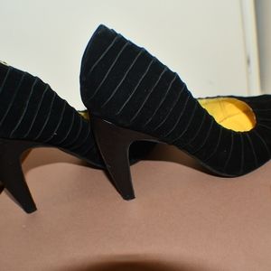 Kiss & Tell Black velvet pumps